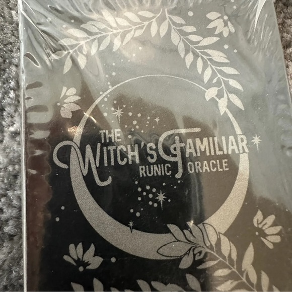 The Witchs Familiar Runic Oracle Card Deck Tarot A White Witch Oracle Deck New - Picture 7 of 9